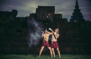 dos boxeadores luchan con las artes marciales del muay thai. foto