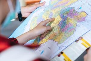 el turista señaló con el dedo el mapa. foto