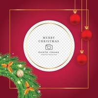 Diseño de marco de fotos navideño con bolas decorativas de color rojo y dorado. Diseño de marco de fotos navideño con hojas doradas y coronas de color verde. Diseño de fondo rojo navideño con otros adornos. vector