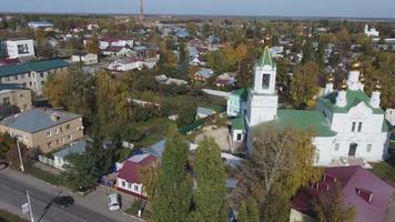 chaplygin, region lipezk, russland am 07. oktober 2021, überfliegen der kirche des hauses gottes aus der höhe der luftaufnahmen auf dem land im dorf. video