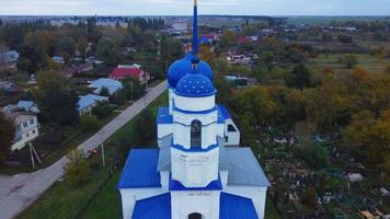 chaplygin, rusia 29 de septiembre de 2021 pueblo de yusovo, región de lipetsk. vuelo de drones sobre el pueblo. fotografía aérea antes del atardecer. a vista de pájaro.