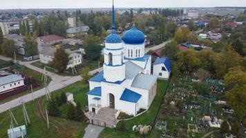 chaplygin, rusia 29 de septiembre de 2021 pueblo de yusovo, región de lipetsk. Vuelo de drone sobre la fotografía aérea de la iglesia del templo cristiano de dios antes del atardecer desde una vista de pájaro.