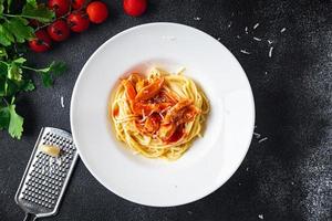 pasta espaguetis salsa de tomate carne de pollo o pavo saludable foto