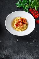 pasta espaguetis salsa de tomate carne de pollo o pavo saludable foto