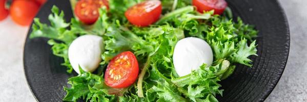 ensalada de mozzarella, tomate, lechuga, rúcula comida sana comida vegana o vegetariana foto