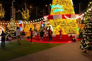 gente del festival de desenfoque de fondo abstracto de Navidad. Decoraciones para fiestas de navidad y año nuevo con luces. foto