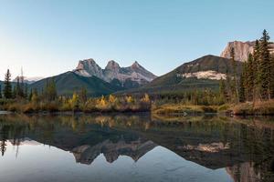 Tres hermanas montañas de las montañas rocosas reflexión sobre el río Bow en la mañana en Canmore, Parque Nacional Banff foto