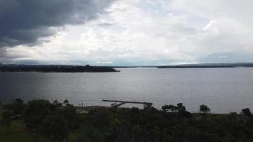 ariel uitzicht op ecologisch park dom bosco in brasilia, brazilië op een bewolkte dag met dreigende regenwolken video