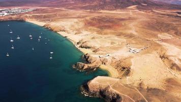 Drohnenvideo eines Strandes mit Booten auf den Kanarischen Inseln.