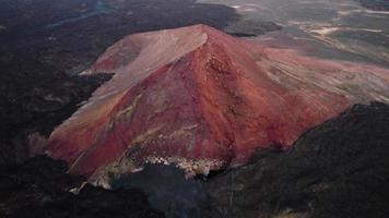 cerrar video drone de una montaña roja en lanzarote.