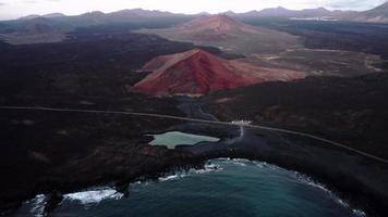 video drone de un lago y montaña volcánica en canarias.