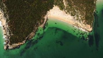 playa secreta en la costa de portugal. video