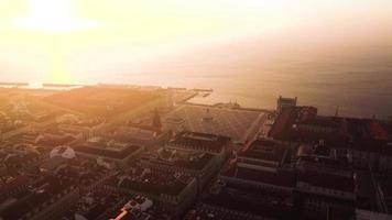 video drone di un'alba a lisbona, portogallo.