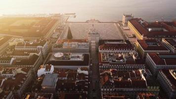 zonsopgang op het centrale plein in lissabon met zijn kerstboom. video