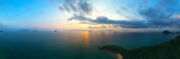 Vista aérea del paisaje panorámico del océano de Tailandia, el mar de Andaman al atardecer foto