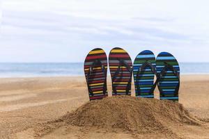 chanclas en la playa de arena foto