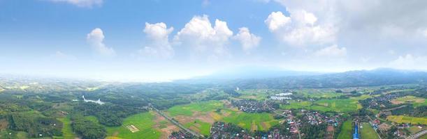 Vista aérea panorámica desde drone del paisaje de alta montaña en el norte de Tailandia foto