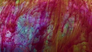 Gotas de colores abstractos de pintura arremolinándose en el agua