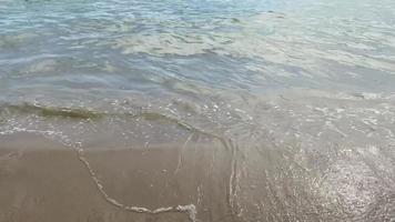 zee golven aanval op het strand optreden ontspanning geluid en rustig. het uitzicht op de oceaan onder de hemel. video