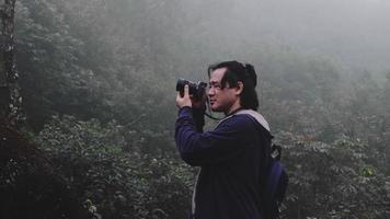un photographe de randonneur prenant une photo du paysage du matin dans les montagnes d'hiver avec un appareil photo numérique. concept de photographie de nature. mise au point sélective.