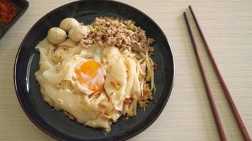 tagliatelle piccanti con macinato di maiale, polpette e uovo video