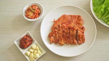 cerdo a la parrilla con salsa kochujang marinada al estilo coreano con verduras y kimchi - estilo de comida coreana video