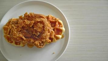 waffle caseiro de frango frito com mel ou xarope de bordo video