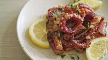 polpo o calamari alla griglia con salsa di burro al limone - stile di mare video