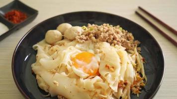 tagliatelle piccanti secche con macinato di maiale, polpette e uovo video