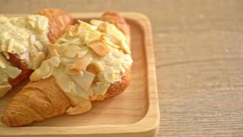 Croissant mit Sahne und Mandeln