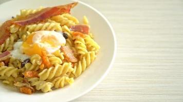 carbonara fusilli pasta spicy bacon - Italian food style video