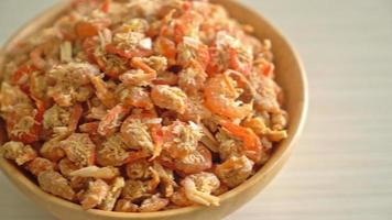 crevettes séchées ou crevettes salées séchées dans un bol