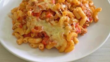 macaronis à la bolognaise faits maison au fromage - style cuisine italienne video