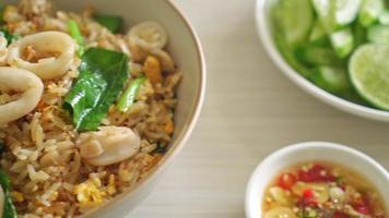 gebratener Reis mit Tintenfisch oder Oktopus in einer Schüssel - gebratener Reis mit Tintenfisch, Ei und Grünkohl video
