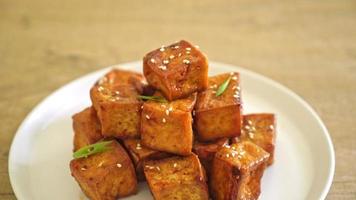 tofu frito con sésamo blanco y salsa teriyaki - estilo de comida vegana y vegetariana video