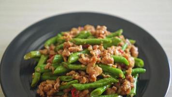 haricots verts ou haricots verts sautés avec du porc émincé - style cuisine asiatique video