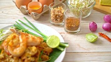 macarrão frito com camarão no estilo tailandês que se chama pad thai video