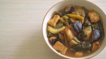 chinesischer Gemüseeintopf mit Tofu oder Mischung aus Gemüsesuppe - vegane und vegetarische Küche video
