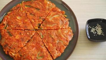 Koreaanse kimchi-pannenkoek of kimchijeon - gebakken gemengd ei, kimchi en bloem - Koreaanse voedselstijl video