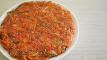 koreanischer Kimchi-Pfannkuchen oder Kimchijeon - gebratenes Mischei, Kimchi und Mehl - koreanischer Essensstil