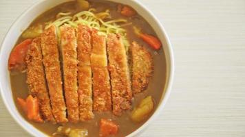 macarrão com curry ramen e costeleta de porco frita com tonkatsu - estilo comida japonesa video