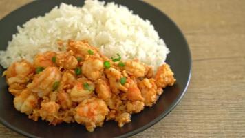 stir-fried shrimps with garlic and shrimps paste with rice video