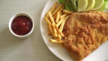 huisgemaakte gepaneerde weiner schnitzel met chips - gebakken kip met frietjes - europese eetstijl video