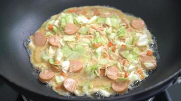 hemlagad okonomiyaki eller japansk pizza på pannan video