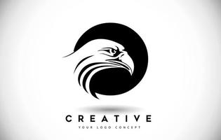 Logotipo de letra o águila con ilustración de vector de cabeza de águila creativa.