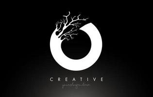 Logotipo de diseño de letra o con rama de árbol creativa. logo de icono de árbol de letra o vector