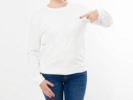 Camiseta blanca de manga larga en una mujer de mediana edad en jeans y mano puntiaguda aislada, frontal, imagen recortada de maqueta foto
