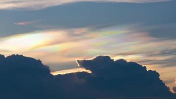 beau laps de temps de la nature nuage de pileus irisé sur le ciel video