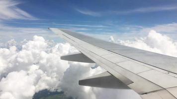 vista desde la ventana de un avión comercial que viaja por encima de las nubes y aterriza desde una gran altura. video