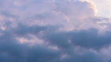 Zeitraffer dramatischer Naturhimmel mit Gewitterwolke vor Regenhintergrund video